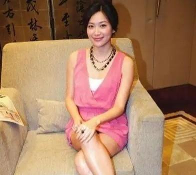 49岁徐静蕾近况曝光:晒高端泳池照,定居美国6年,已吃成胖美人(图10) 49岁徐静蕾近况曝光:晒高端泳池照,定居美国6年,已吃成胖美人(图10)