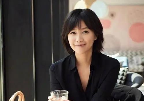 49岁徐静蕾近况曝光:晒高端泳池照,定居美国6年,已吃成胖美人(图13) 49岁徐静蕾近况曝光:晒高端泳池照,定居美国6年,已吃成胖美人(图13)