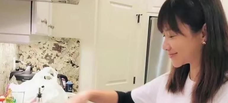 49岁徐静蕾近况曝光:晒高端泳池照,定居美国6年,已吃成胖美人(图15) 49岁徐静蕾近况曝光:晒高端泳池照,定居美国6年,已吃成胖美人(图15)
