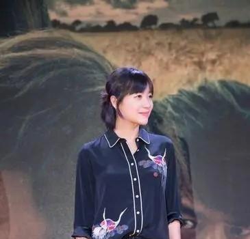 49岁徐静蕾近况曝光:晒高端泳池照,定居美国6年,已吃成胖美人(图29) 49岁徐静蕾近况曝光:晒高端泳池照,定居美国6年,已吃成胖美人(图29)