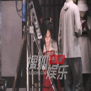 李一桐穿古装气质温婉 休息时坐角落吃零食刷手机