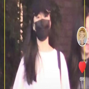 王菲女儿李嫣回国后放飞自我，凌晨露脐KTV嗨玩，被中年男紧盯