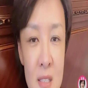 前央视主持突发意外！脚被钢条穿透鲜血直流，红脸怒骂无辜粉丝